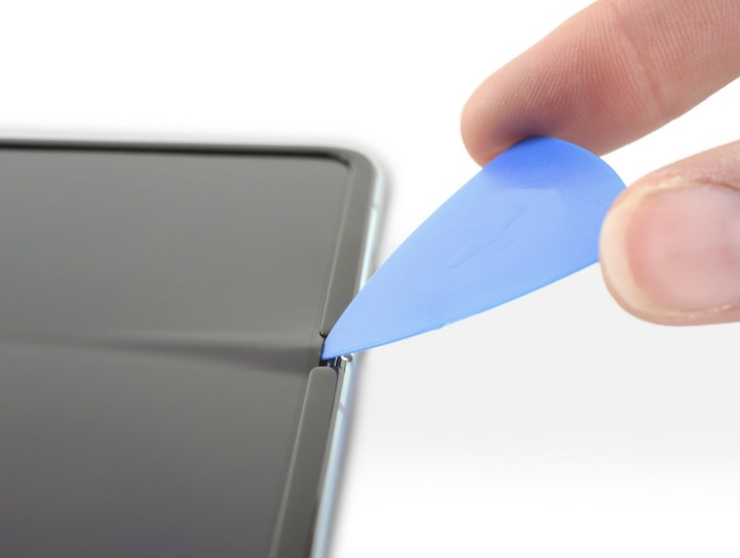 iFixit epäilee, että Galaxy Foldin näytön alle pääsee ylimääräisiä aineita suojaamattomista kohdista laitteen keskellä saranan kohdalla.