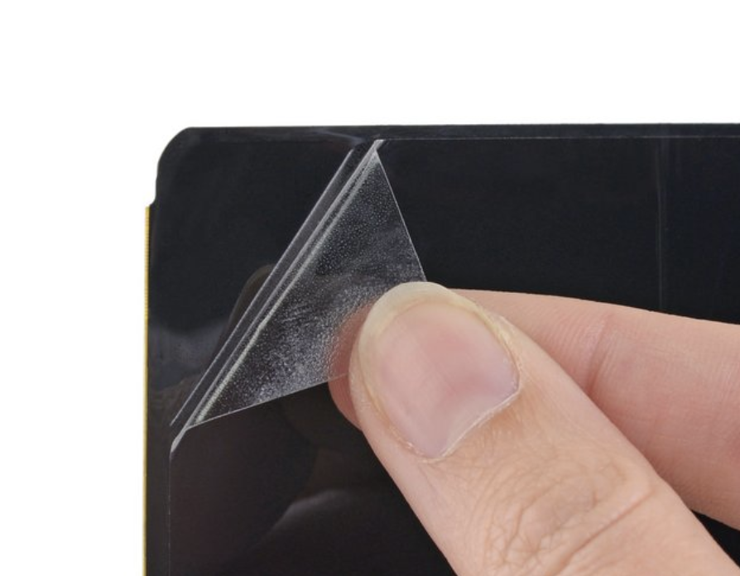 Tätä kalvoa Galaxy Foldista ei saa poistaa. Kalvon poistaminen johtaa lähes varmasti näytön rikkoutumiseen. Kuva: iFixit.