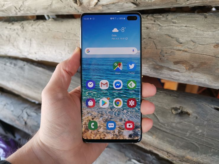 Galaxy S10+:n 6,4 tuuman Dynamic AMOLED -näyttö on kaikin puolin ilo silmälle. Kamerareikään näytön oikeassa yläkulmassa tottuu nopeasti. Samsung kutsuu näyttöä nimellä Infinity-O.