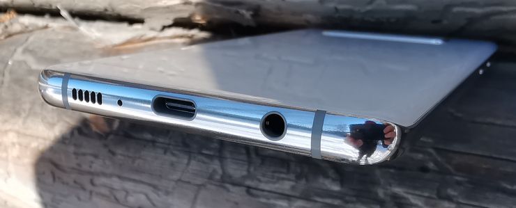 Samsung on säilyttänyt edelleen tutun 3,5 millimetrin kuulokeliitännän. Lisäksi pohjasta löytyy USB-C-liitäntä ja toinen laitteen kaiuttimista.