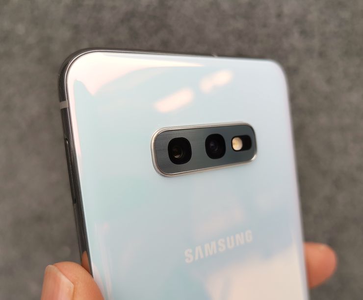Galaxy S10e:ssä on kaksi takakameraa – pääkameran lisäksi ultralaajakulmakamera.
