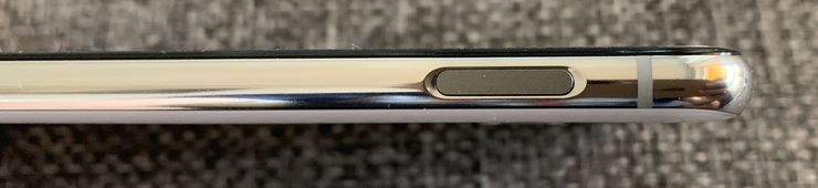 Galaxy S10e:n sormenjälkilukija löytyy kyljen virta/lukituspainikkeesta. Lukija toimii nopeasti ja varmasti.