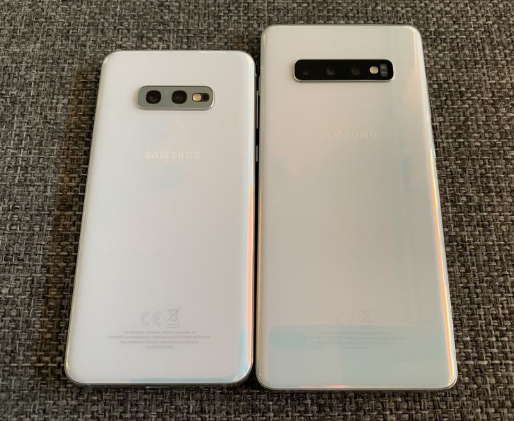 Galaxy S10e vs. Galaxy S10+ takaa. Yksi kamera vähemmän, ja lisäksi Galaxy S10e:stä puuttuu sykemittarin anturi.