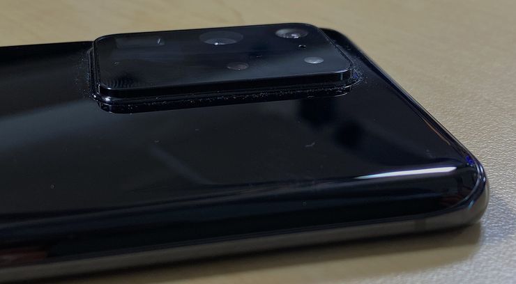 Galaxy S20 Ultran kamera-alue nousee varsin reilusti paksummaksi kuin muu puhelin.