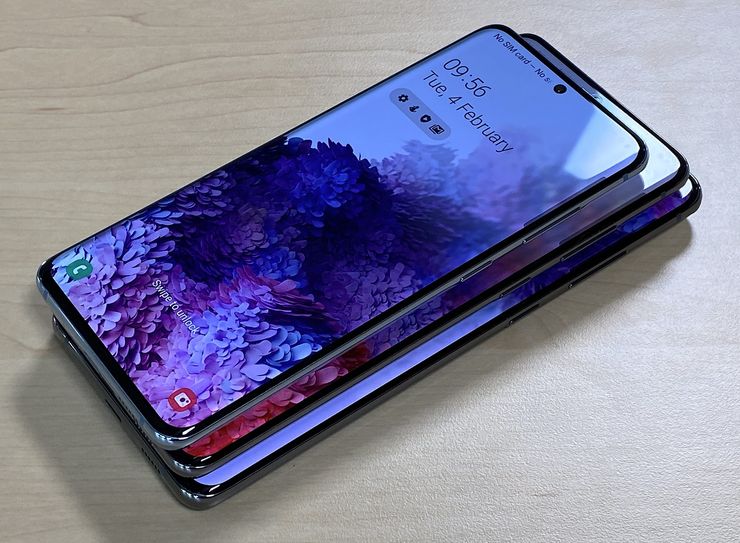 Samsung Galaxy S20 -puhelimet päällekkäin.