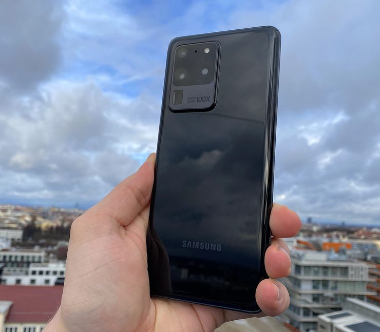 Suurikokoinen kamera-alue erityisesti Galaxy S20 Ultrassa jakaa varmasti muotoilun osalta mielipiteitä.