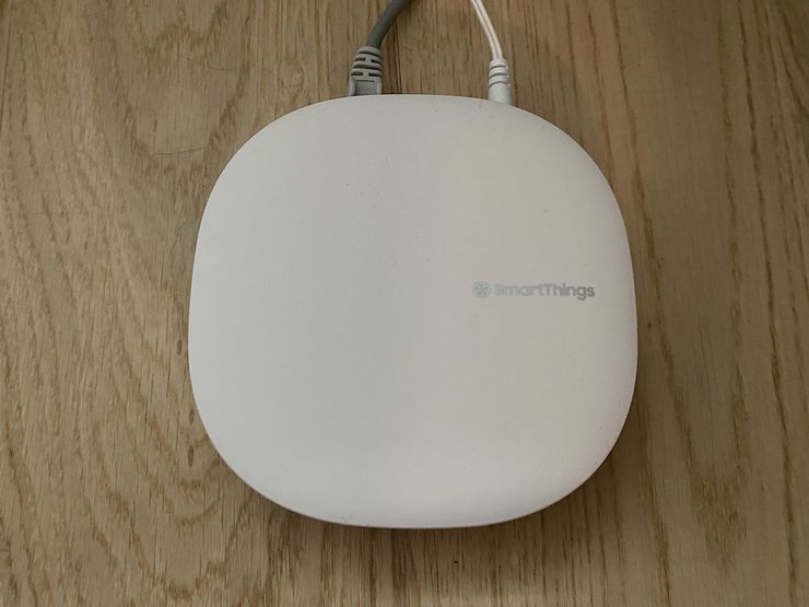 SmartThings Hub toimii muiden laitteiden keskuksena.