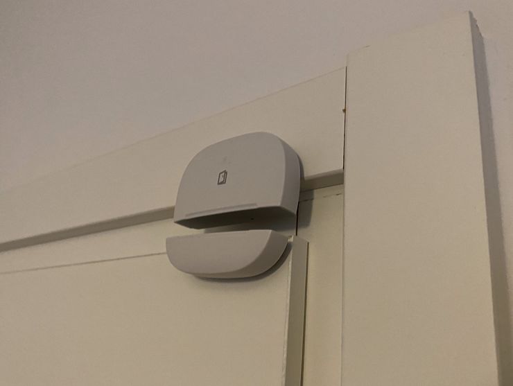 SmartThings-monitoimitunnistin asennettu oveen ja sen karmiin.