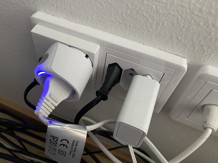 SmartThings-pistoke käytössä. Pistokkeessa on myös virtapainike.