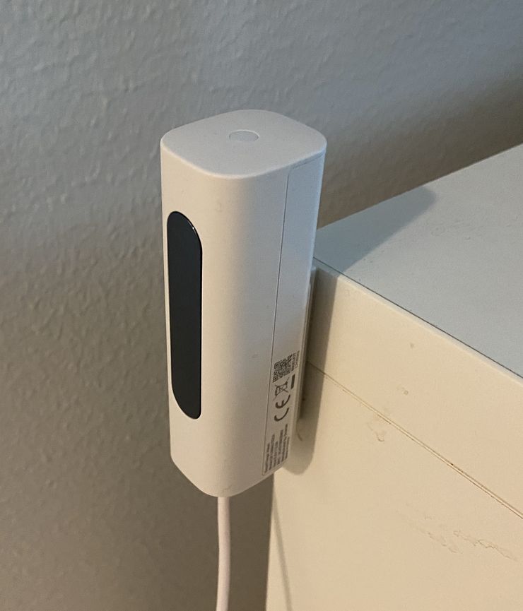 SmartThings Vision -kamera. Kamera sisältää myös valkoisen LED-valon, joka syttyy kun kamera havaitsee liikettä (voi kytkeä pois asetuksista).