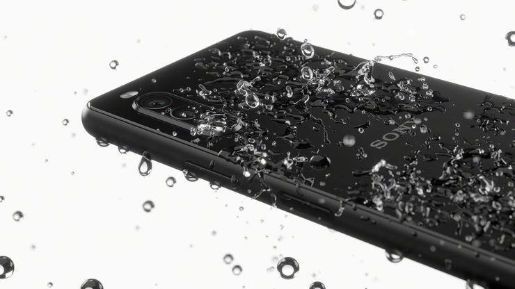 Xperia 10 II on luokitellusti vedenkestävä.