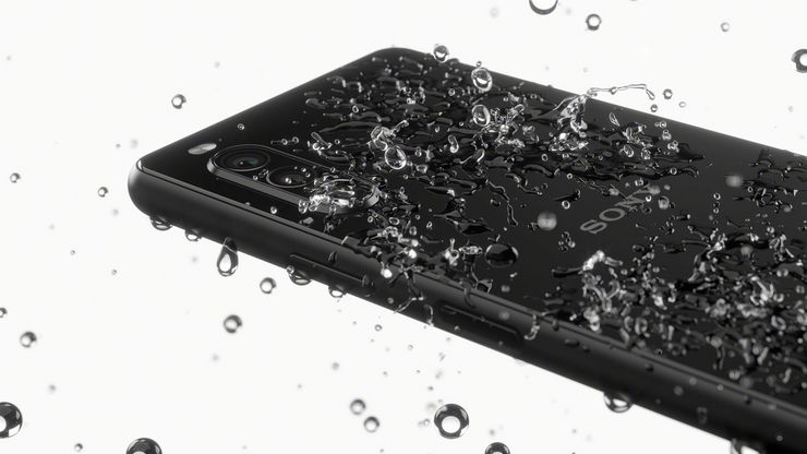 Xperia 10 II on luokitellusti vedenkestävä.