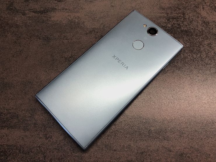 Xperia XA2:n takapinta on polykarbonaattimuovia. Kameran reunus ulkonee hieman muusta takapinnasta.