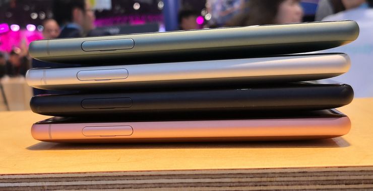 Xperia XZ2 Compactin eri vaihtoehdot päällekkäin.
