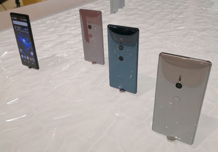 Xperia XZ2:n värivaihtoehtoja.