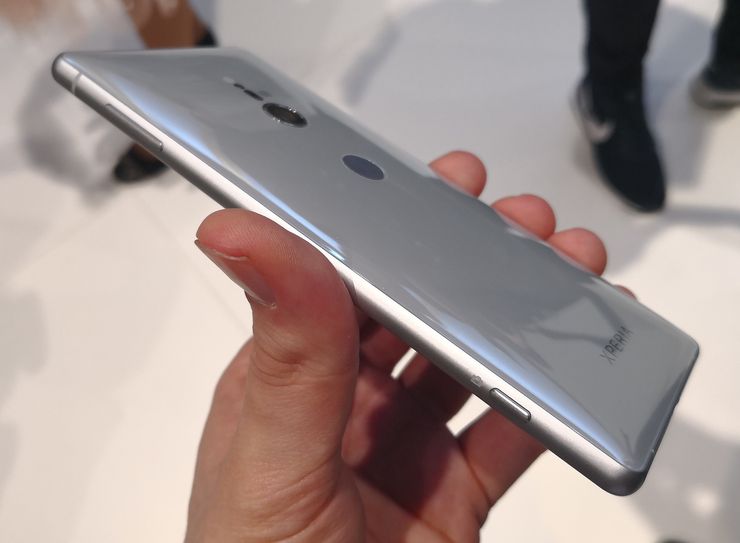 Uusien Xperia XZ2 -puhelinten takapinta on hyvin kaareva. Puhelimen keskeiset komponentit on sijoitettu linjaan keskelle, josta tässä kuvassa nähtävä Xperia XZ2 on myös varsin paksu.