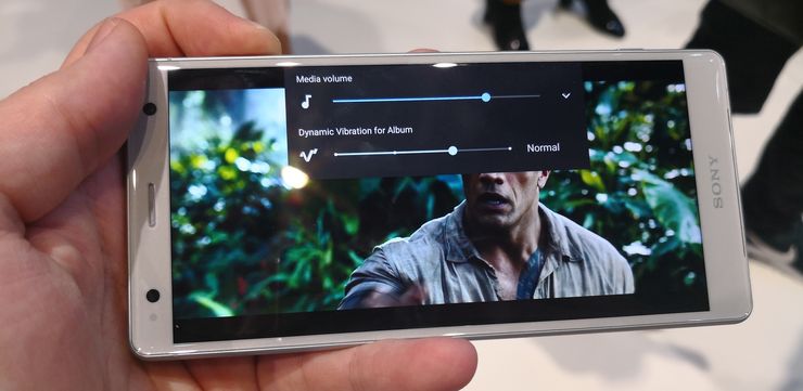 Xperia XZ2:ssa äänentoistoa tehostaa värinä.