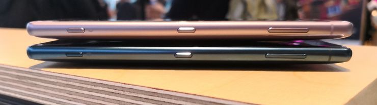 Xperia XZ2:n värivaihtoehdoista kaksi päällekkäin.