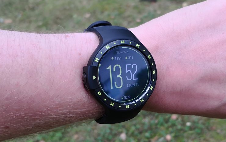 Ticwatch S:n ulkoasua hallitsevat sekuntimerkinnät kellon reunuksessa.