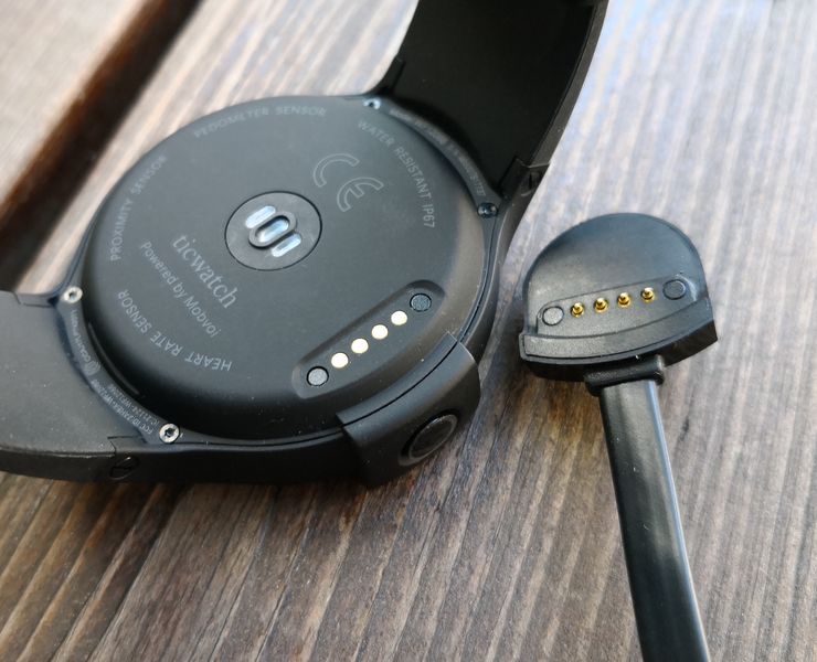Ticwatch S ladataan magneettisesti kiinnittyvällä kaapelilla, jonka toisessa päässä on perinteinen USB-liitin.