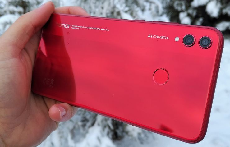 Sormenjälkilukija toimii Honor 8X:ssä mainiosti, ja sijoittelukin on onnistunut.