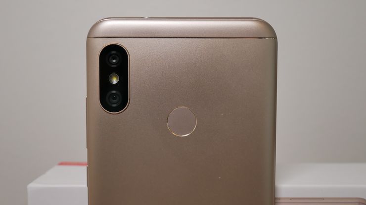 Xiaomi Mi A2 Liten takapuolella on sormenjälkilukija kaksoiskameran ja LED-kuvausvalon lisäksi.