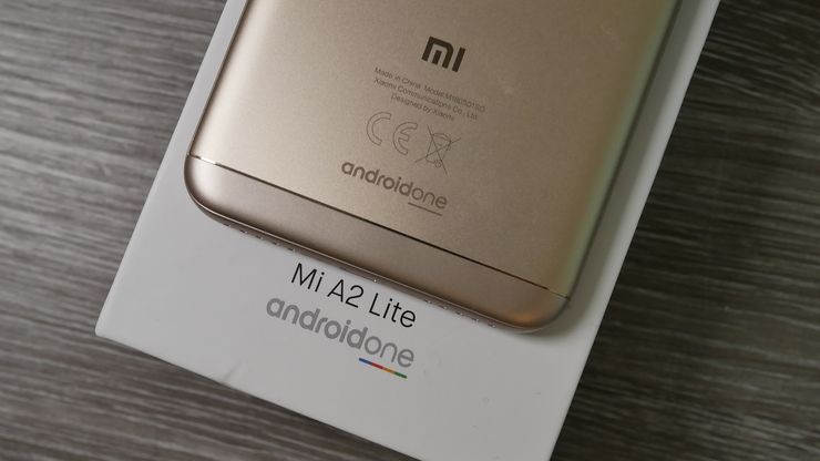 Sekä Mi A2 Lite että sen myyntipakkaus kertovat, että se kuuluu Android One -ohjelmaan.