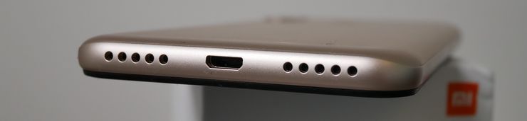 Mi A2 Litessä on vanhanmallinen MicroUSB-liitäntä.