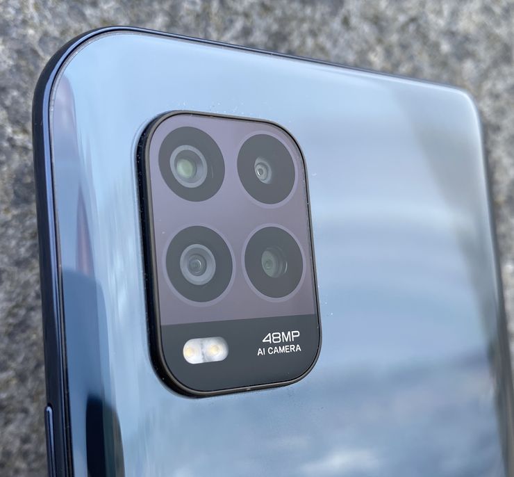 Mi 10 Lite 5G:ssä on neljä takakameraa.