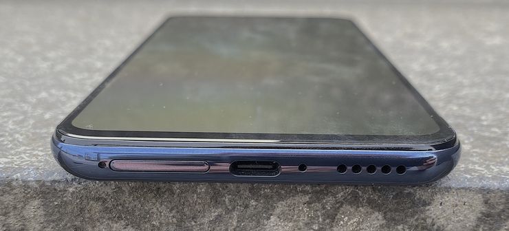 Mi 10 Lite 5G:n pohjast löytyy USB-C-liitäntä.
