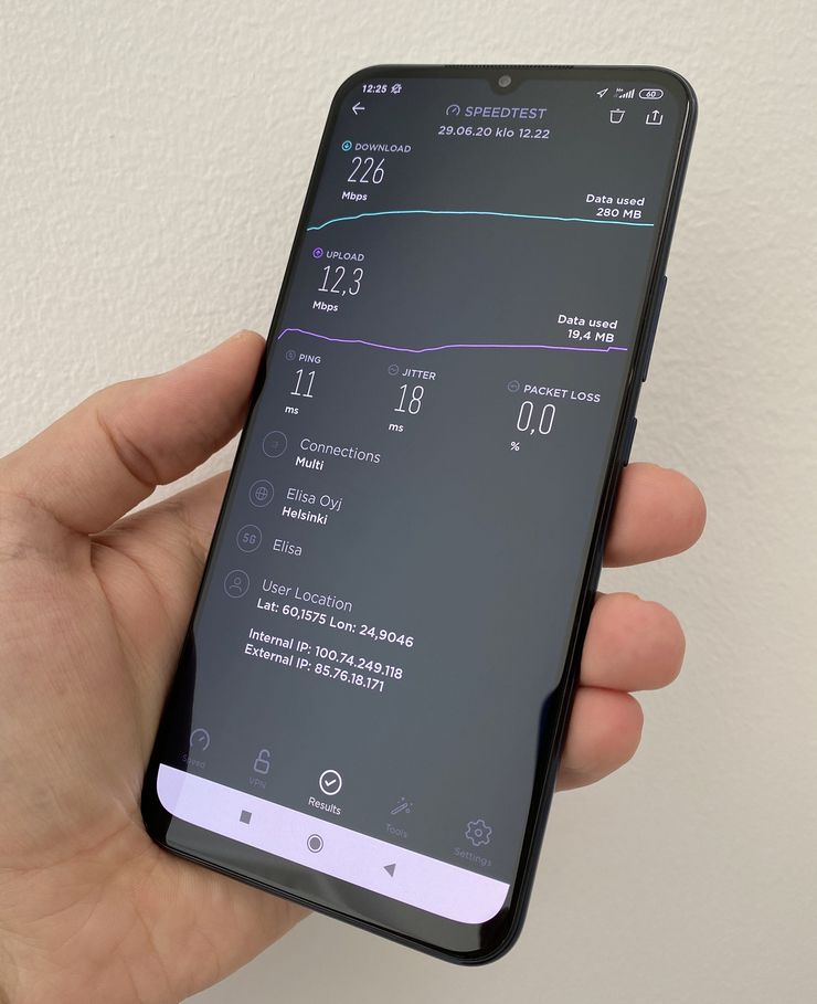 5G-yhteyden nopeudet ovat pääsääntöisesti joitakin satoja megabittejä sekunnissa. Nopeudet riippuvat enemmän verkon kattavuudesta ja vauhdista kuin puhelimesta.