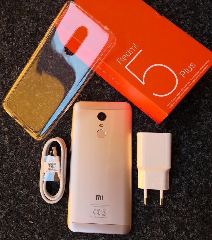 Redmi 5 Plussan myyntipakkauksessa mukana on myös läpinäkyvä suojakuori.