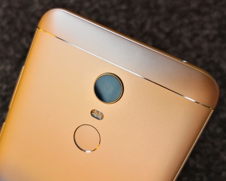 Takaa löytyy 12 megapikselin kamera, joka kohoaa hieman muusta takapinnasta.