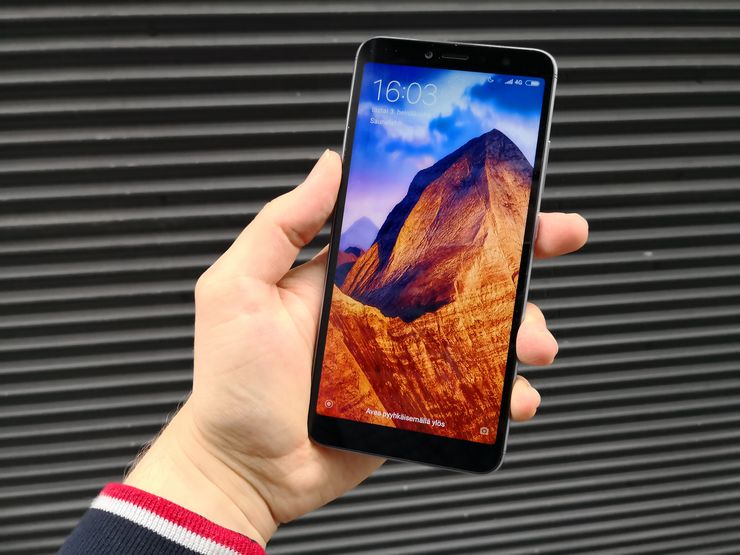 Redmi S2:n 18:9-kuvasuhteen näyttöä kiertävät melko leveät reunukset.