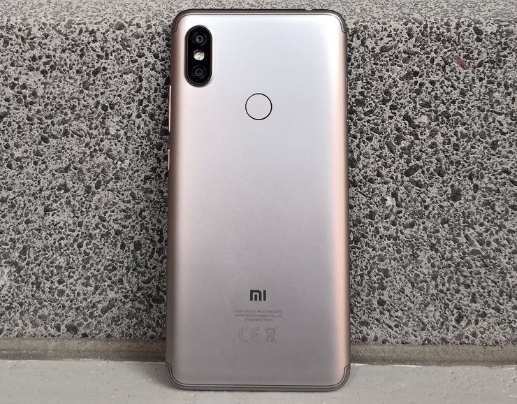 Redmi S2 on muovia, vaikka kuvissa alumiinirakenteiselta näyttääkin.