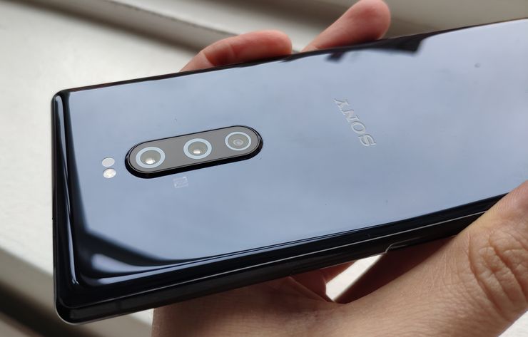 Kolmoiskameran sisältävä Xperia 1 on takaa lasia.