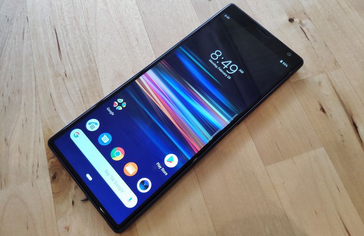 21:9-kuvasuhteen näyttö on yllättävän käytännöllinen. Kuvassa Xperia 10 Plus.
