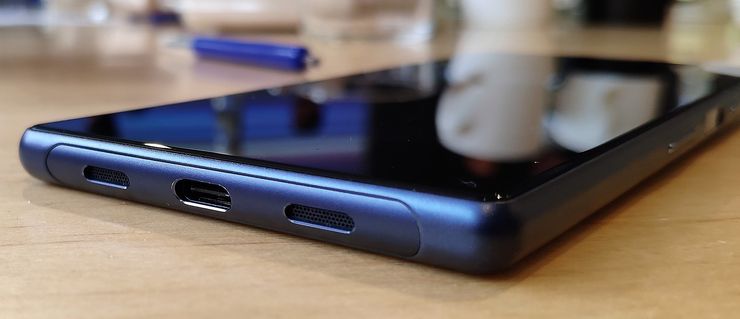 Xperia 10 -malleissa on USB-C-liitäntä ja yläreunassa myös 3,5 millimetrin kuulokeliitäntä.