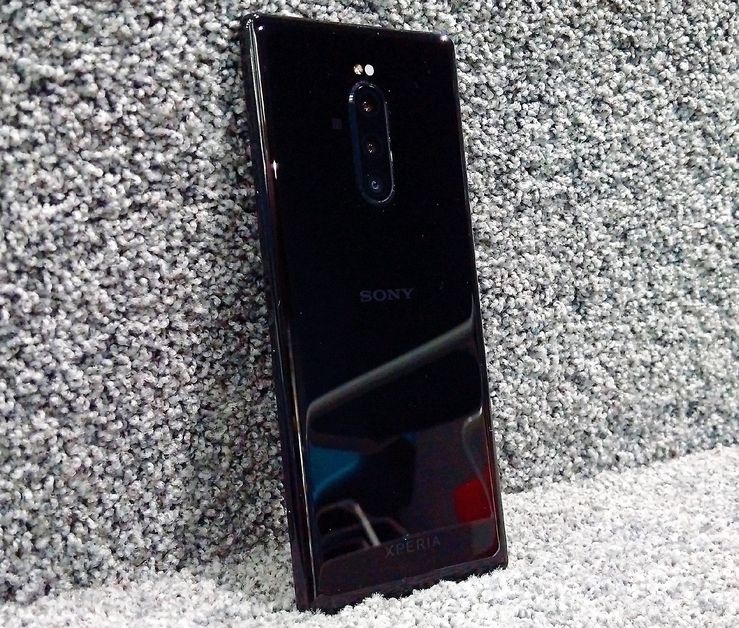 Lasinen takakuori tekee Xperia 1:stä tyylikkään