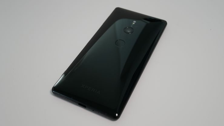 Xperia XZ2:n lasinen takapuoli on paikoin erittäin liukas.
