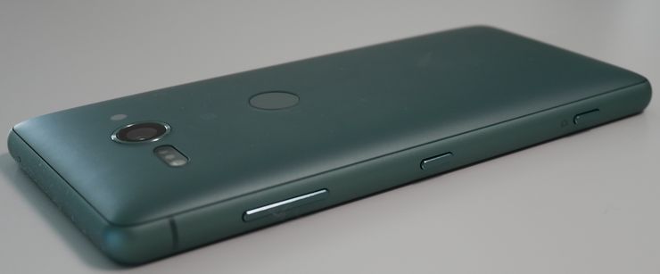 Xperia XZ2 Compactin oikeassa laidassa on kaikki fyysiset painikkeet. Äänenvoimakkuusnäppäimien ja virtanäppäimen lisäksi puhelimessa on kaksiportainen kamerapainike.