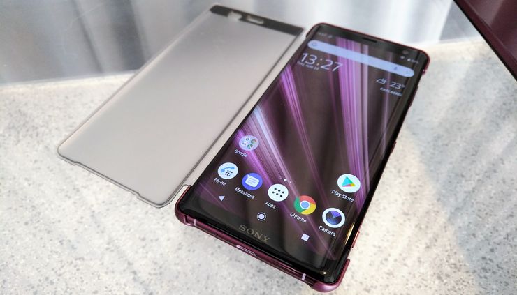 Suojakuoren hankkiminen on hyvä ajatus, sillä Xperia XZ3 on edeltäjänsä tavoin todella liukas.