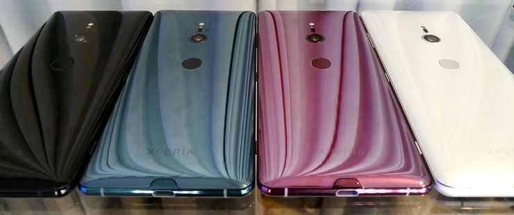 Sony Xperia XZ3 :n värivaihtoehdot. Etupuolelta kaikki ovat kokonaan mustia.