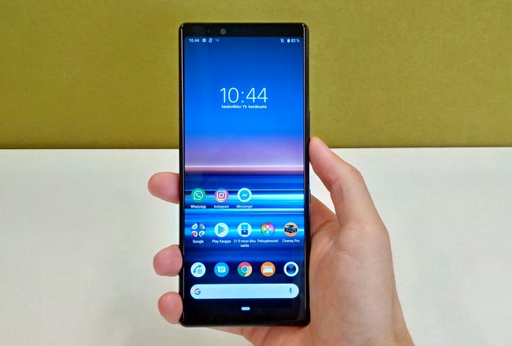 Pitkulainen ja pyöreäkulmainen Xperia 1 istuu mukavasti käteen.