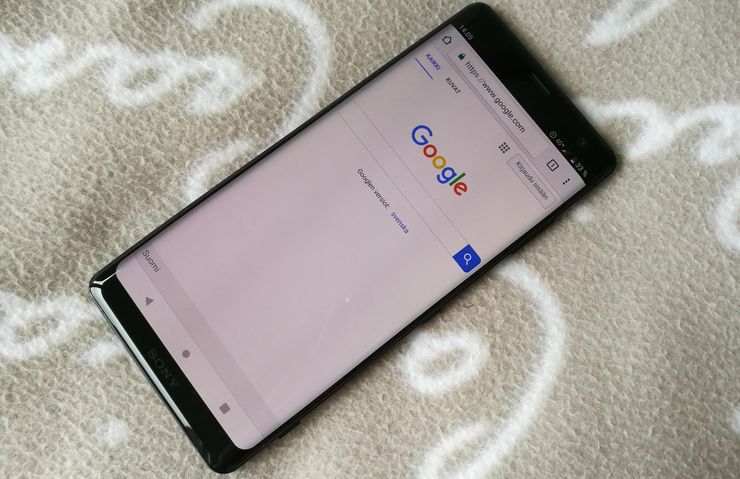 Xperia XZ3:ssa on sivuilla erittäin ohuet näytönreunukset, ylhäällä ja alhaalla taas hieman paksummat.