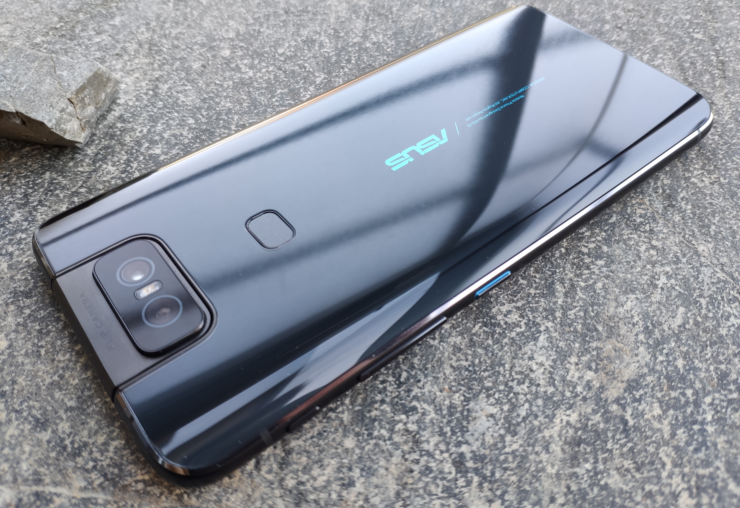ZenFone 6:ssa on perinteinen sormenjälkilukija takana. Lukijan toiminta on nopeaa ja luotettavaa.