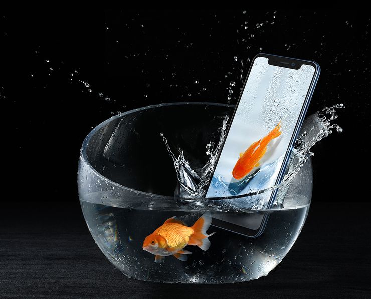 Axon 9 Pro on IP68-luokiteltu pölyn- ja vedenkestävyydeltään, eli kestää upotuksen 1,5 metrin syvyyteen 30 minuutiksi.