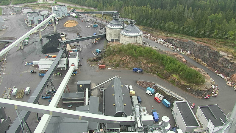 Lahti Energia Kymijärvi III power plant with receiving stations and screening building (further back) and conveying lines delivered by Raumaster. Photo: Lahti Energia