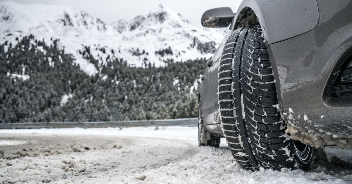 Нокиан зима. Nokian Tyres Nokian Tyres WR a2. Nokian Prado спущенное. Тест-драйв Nokian р3 в зимний период. Автомобильная шина Michelin Ivalo i2 205/55 r16 91q зимняя шипованная.