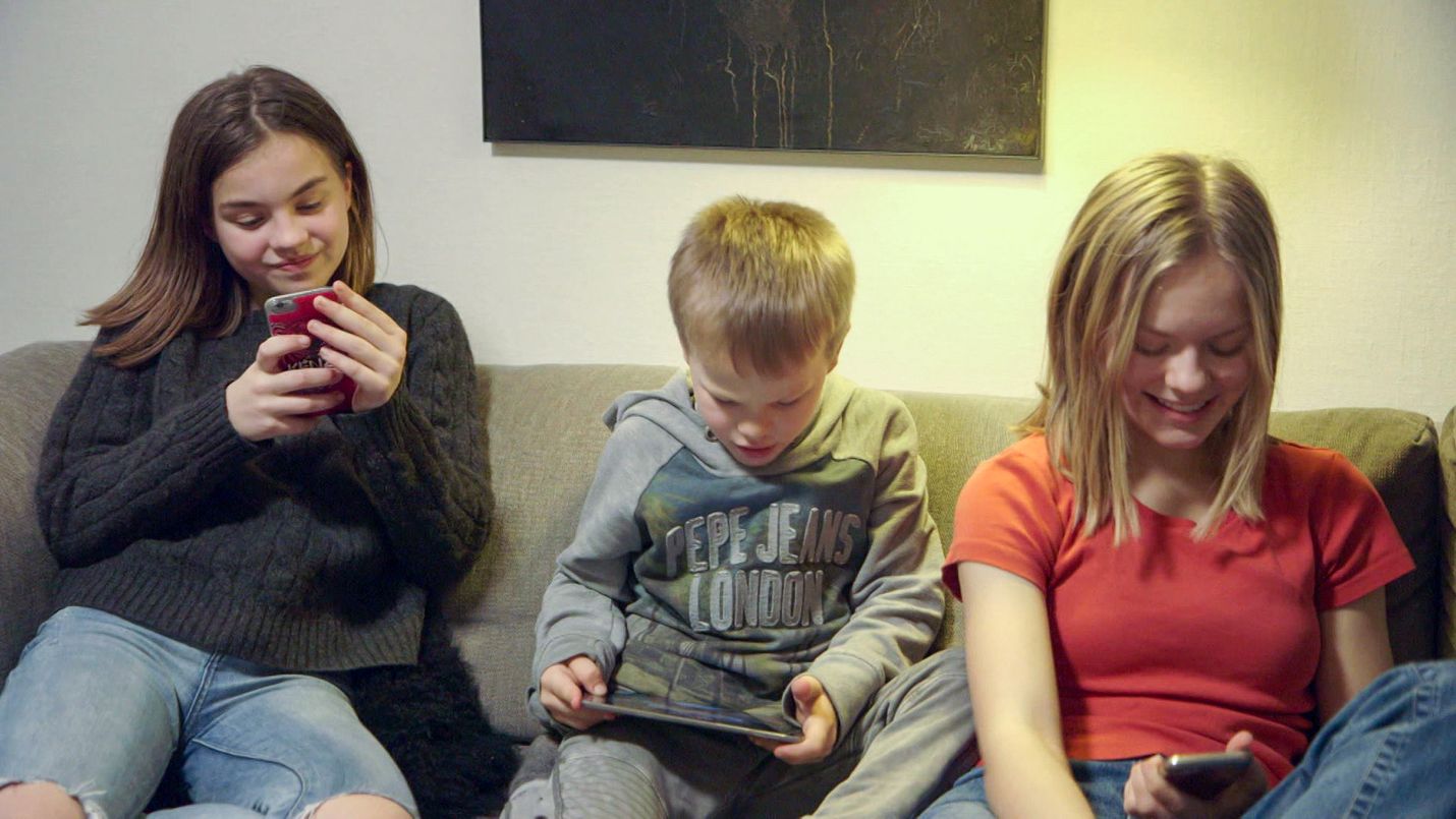 Tämä on tuttu näky suomalaisperheissäkin. Tanskalaisohjelmassa kartoitetaan Nannan, 12, Rasmuksen, 6, ja Frederikken, 13, ruutuaikaa.